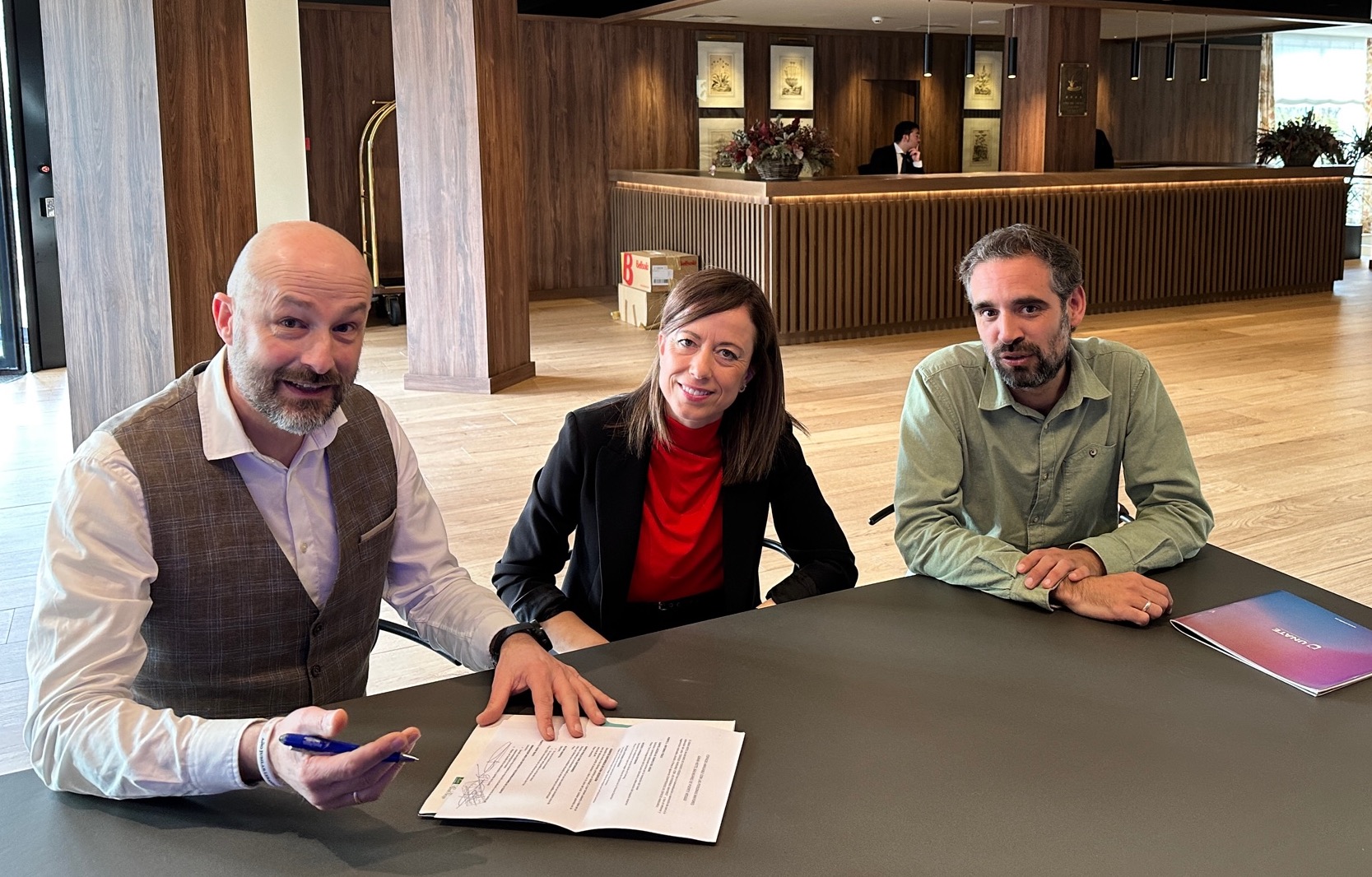 Puente Viesgo y Fundación PEM ponen en marcha el primer programa en Cantabria de comercios y servicios amigables con las personas mayores