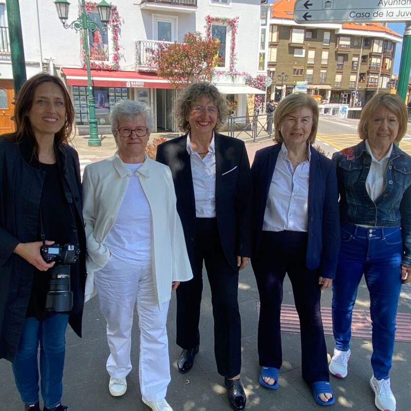 Ana Amado junto a las 'Lideresas de Suances'