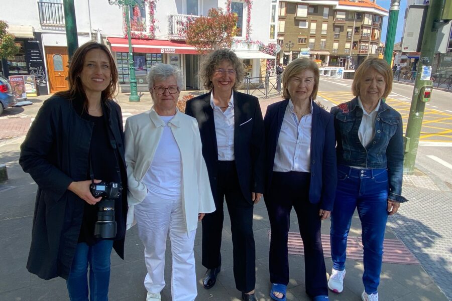 Ana Amado junto a las 'Lideresas de Suances'